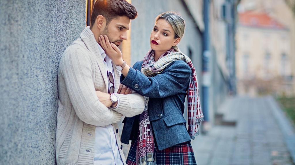 Mujer acariciando la cara a su pareja.