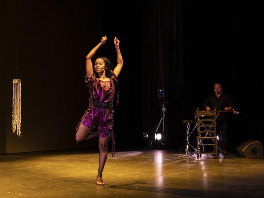 Yinka Esi Graves, sobre el escenario con 'The Disappearing act'.