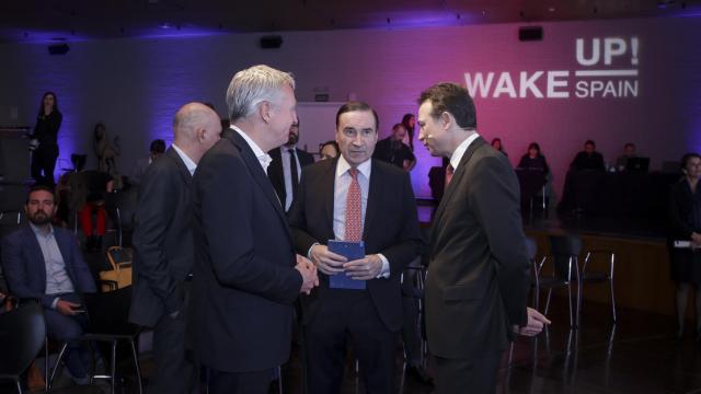 El presidente ejecutivo y director de EL ESPAÑOL , Pedro J. Ramírez, conversa este martes con participantes en el foro económico.