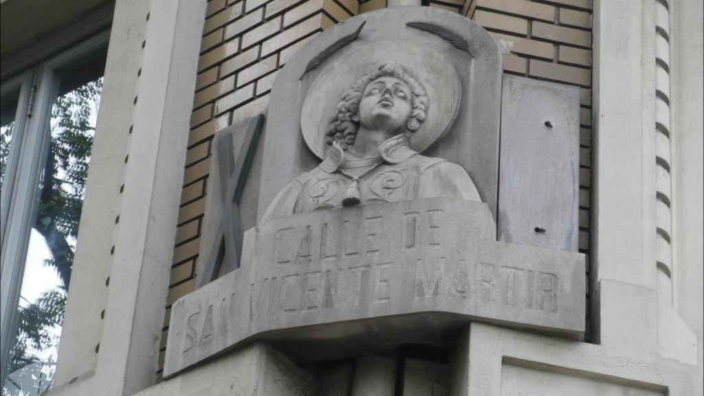Detalle escultórico, obra del escultor José Estellés Achotegui, que ostenta la efigie del santo y rotula el nombre de la calle. EE