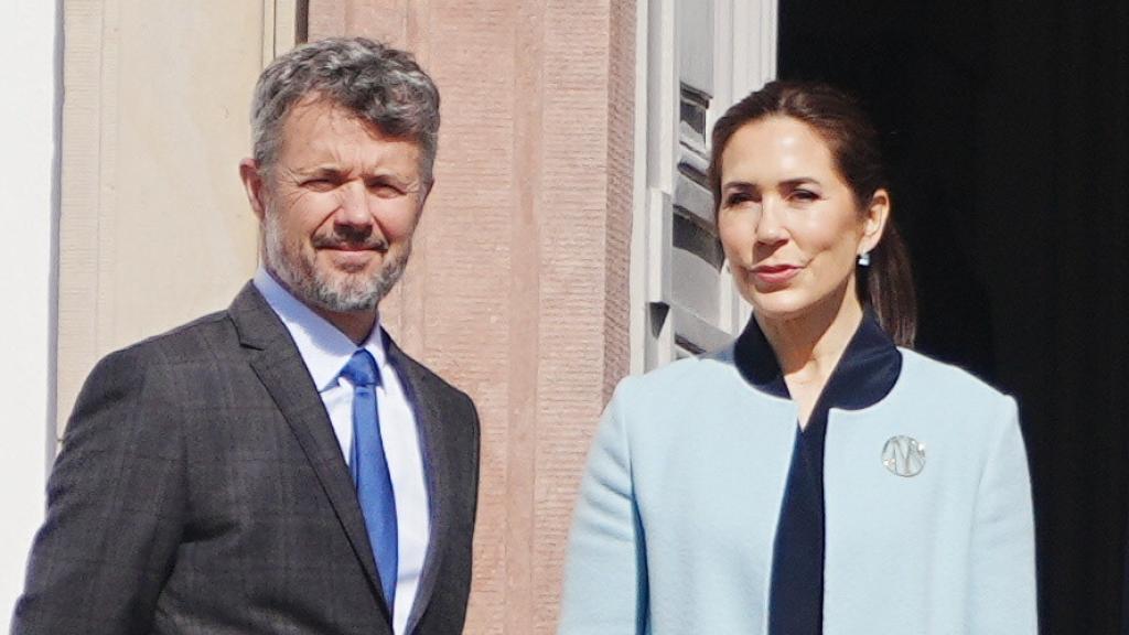 El gesto incómodo y de seriedad que han lucido los actuales reyes de Dinamarca, este martes, 16 de abril.