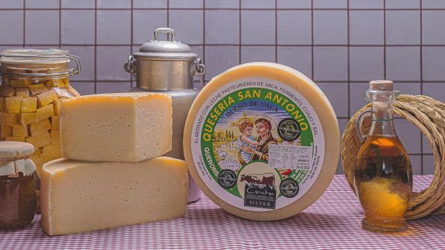 En el centro, Toñi Ronda, gerente y maestra quesera, junto a dos de sus elaboradoras.