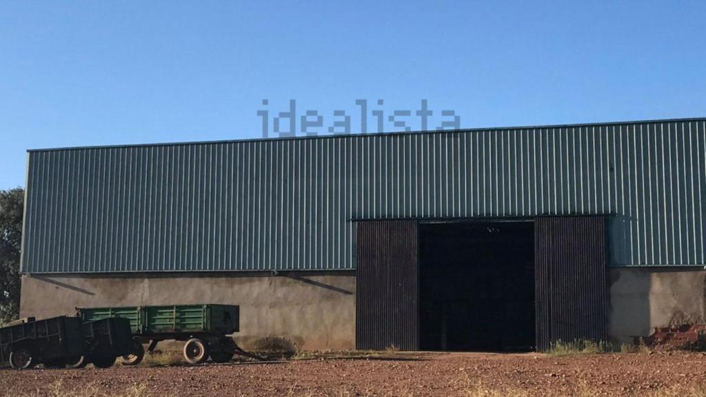 Una de las naves de la finca. / Foto: Idealista.