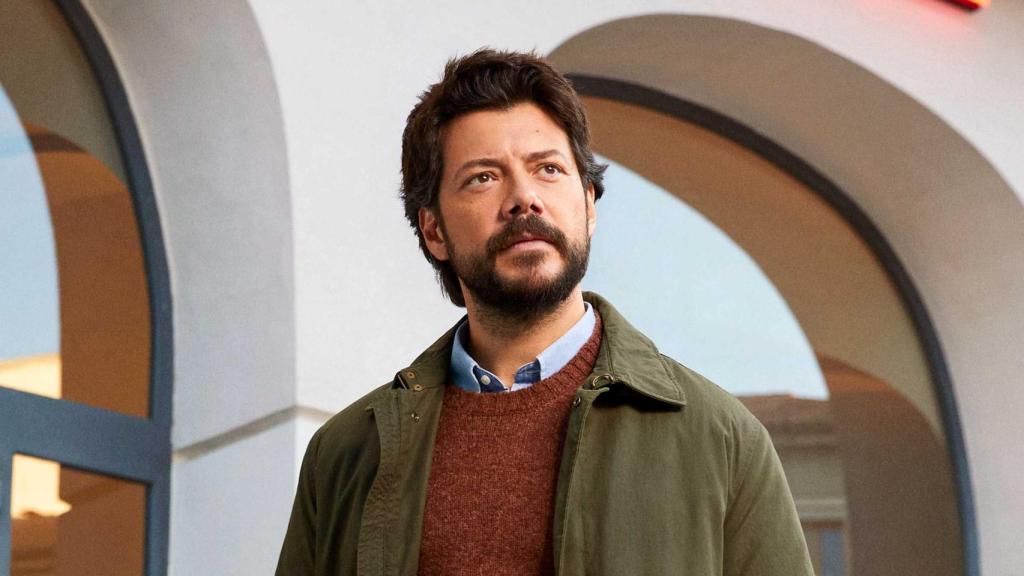 Imagen de Álvaro Morte durante una campaña publicitaria.