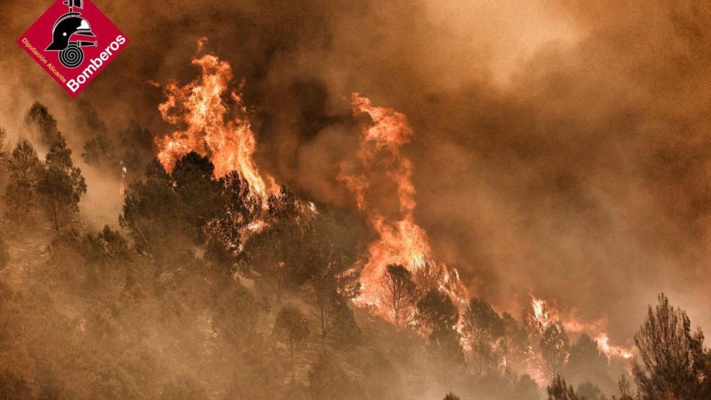 Imagen de archivo del Cuerpo de Bomberos en un incendio forestal en Castellón.