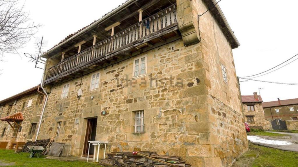 Casa con corredor en Navamuel.