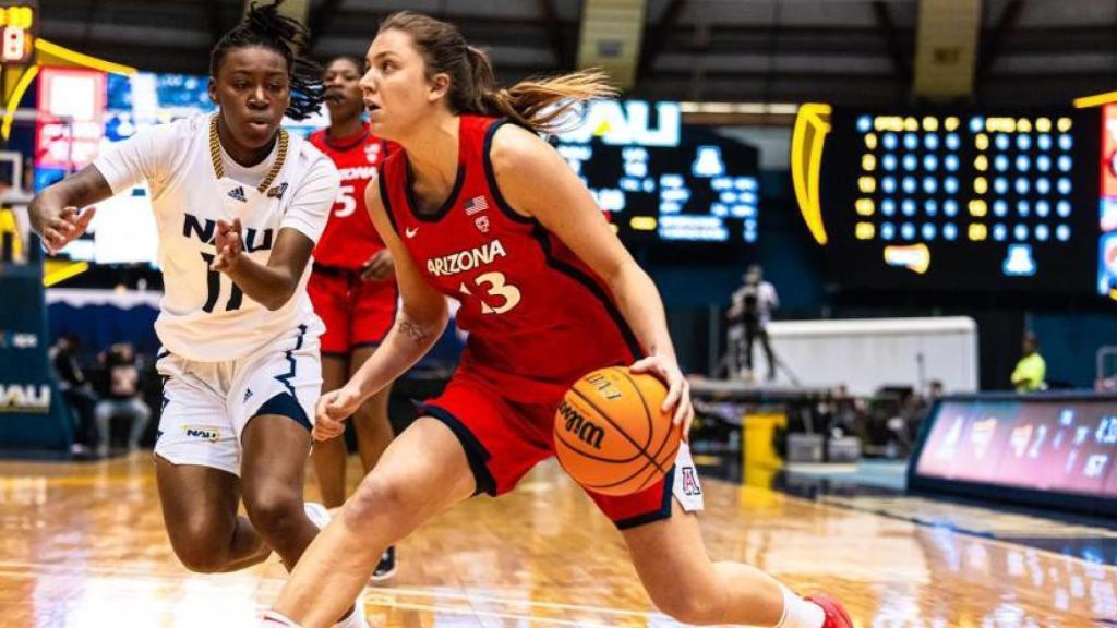 Helena Pueyo, en un partido con Arizona Wildcats