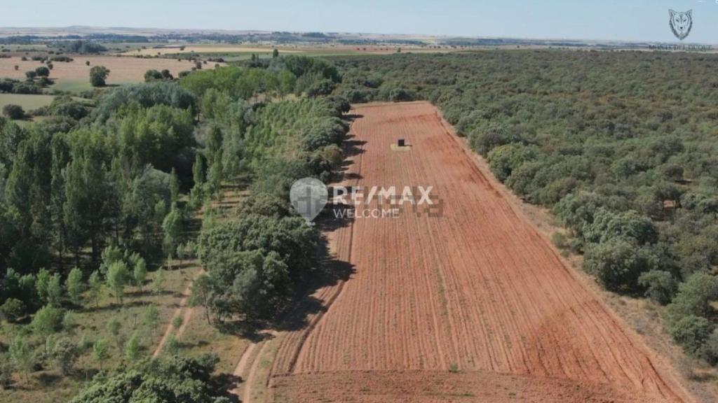 La naturaleza y terrenos de cultivo de la finca
