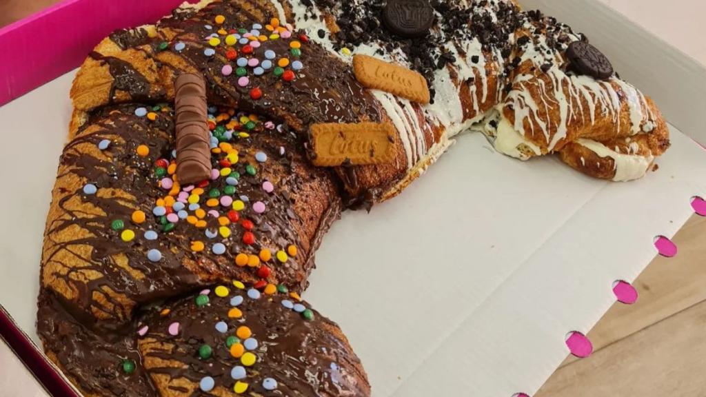 Los croissants de cuatro kilos que elaboran en la pastelería.