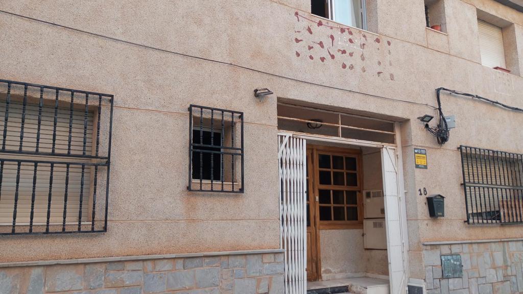 La fachada del antiguo hostal o pensión que alberga a unos veinte inmigrantes en la Torre de la Horadada.