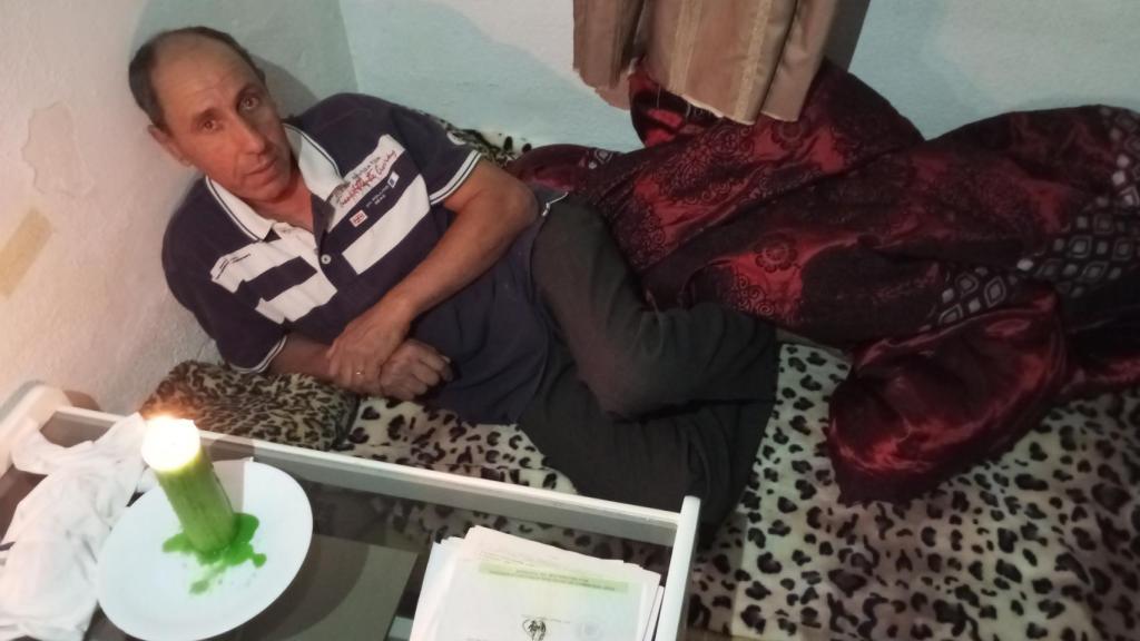 Mohamed, este lunes, tirado en el suelo sobre unas mantas.