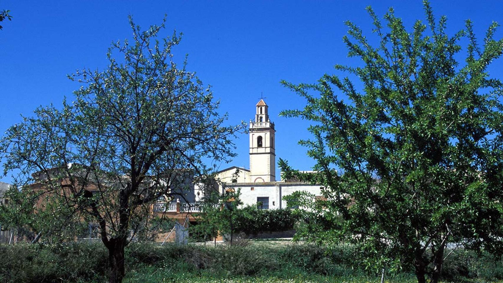 Vistas sobre la Iglesia de la Virgen del Rosario de Benillup.