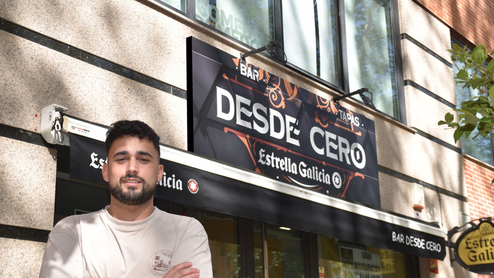 Iñaki Bayón a las puertas de su nuevo bar en Parquesol