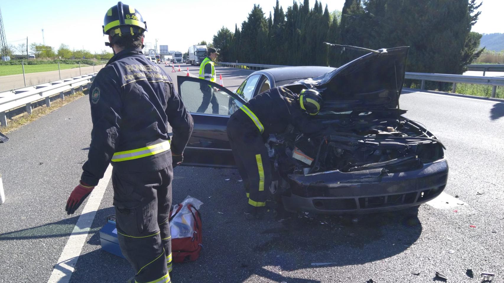 Los bomberos intervienen tras el accidente entre un turismo y un camión