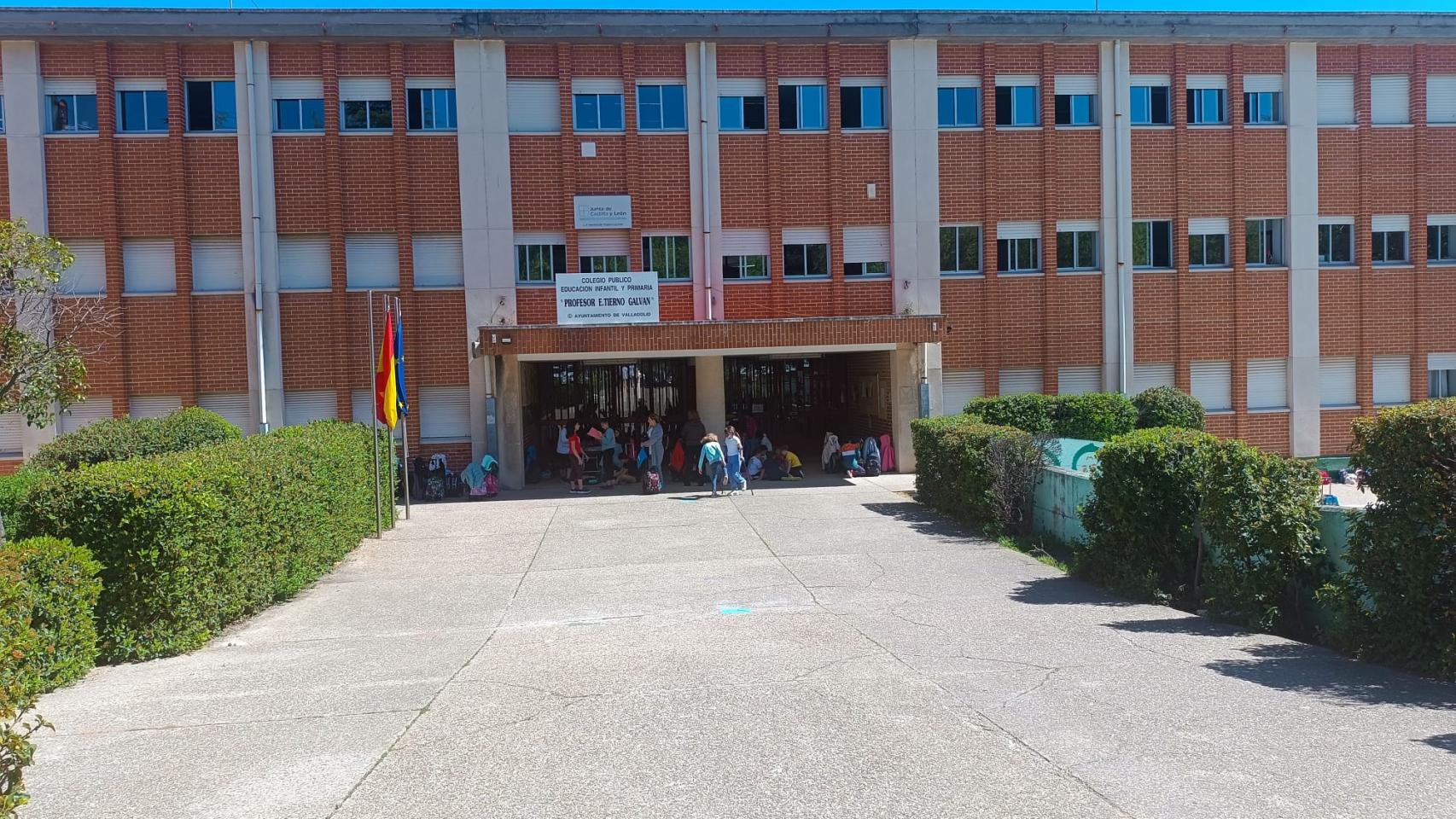 Entrada al colegio Tierno Galván
