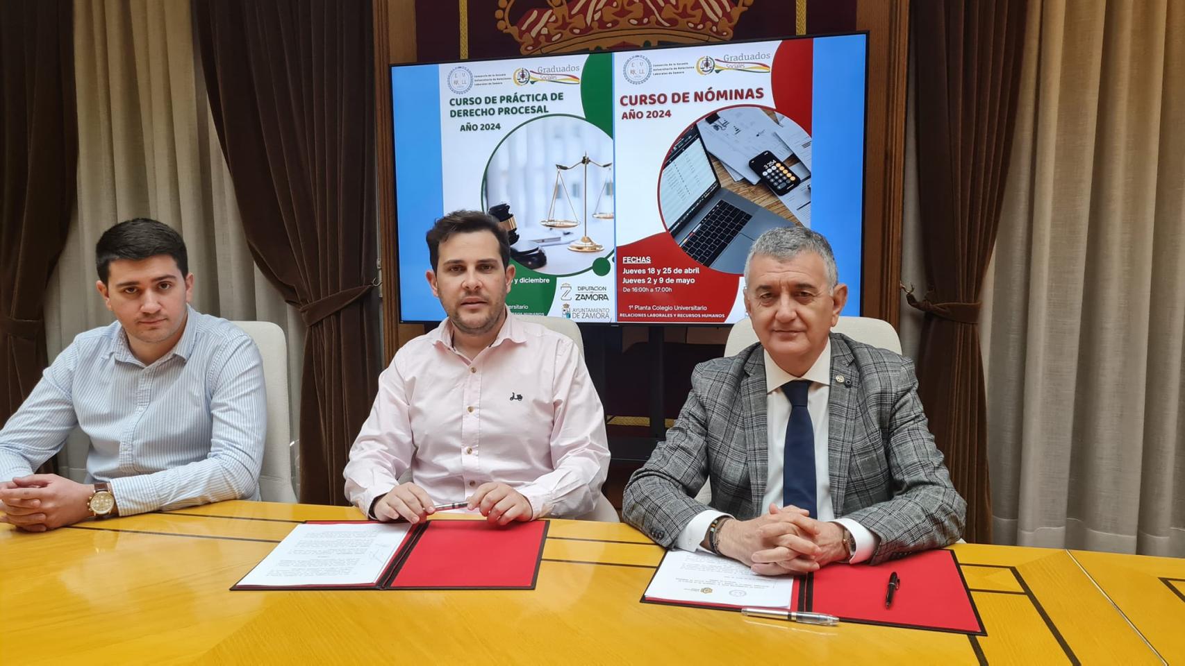 El vicepresidente primero de la Diputación de Zamora y diputado de Educación, Cultura y Turismo, Víctor López de la Parte, junto con el presidente del Colegio Oficial de Graduados Sociales de Zamora, Isaac Macías
