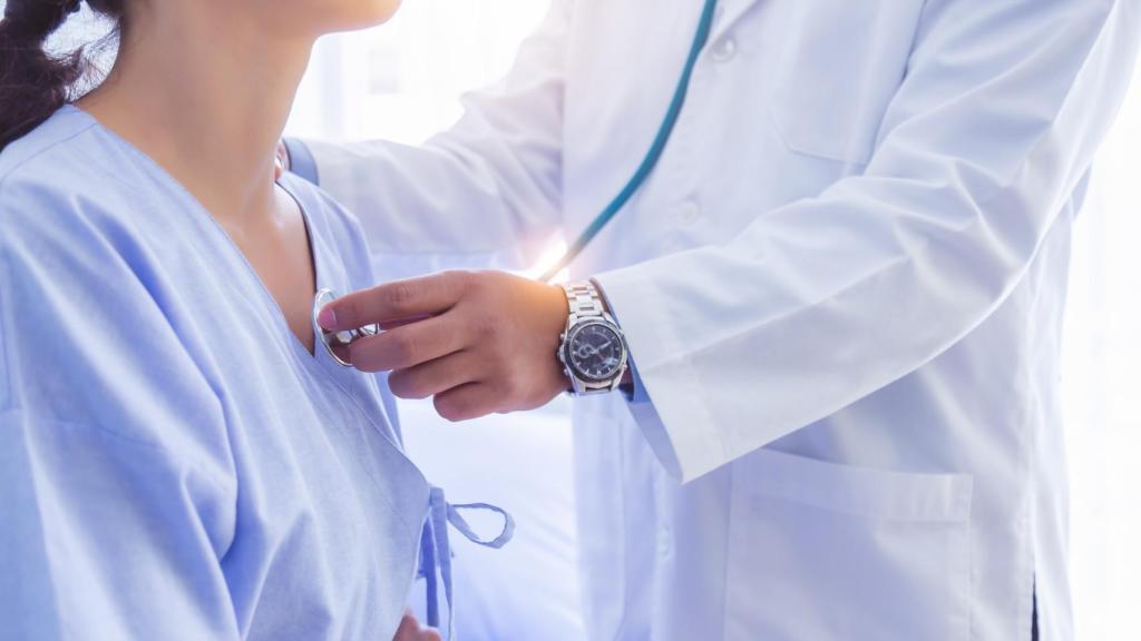 Un médico atendiendo a un paciente.