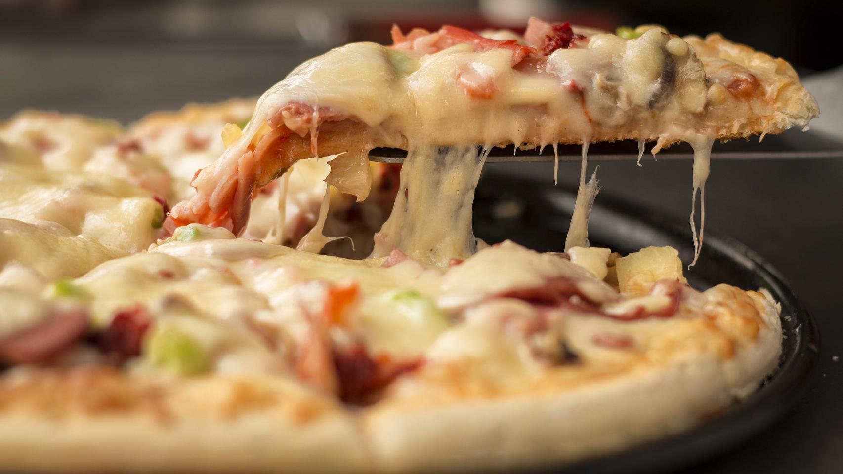 Una pizza dividida en porciones