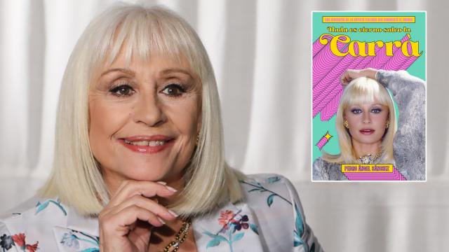 Raffaella Carrà junto a la portada del último libro publicado, en su honor, 'Nada es eterno salvo la Carrà'.