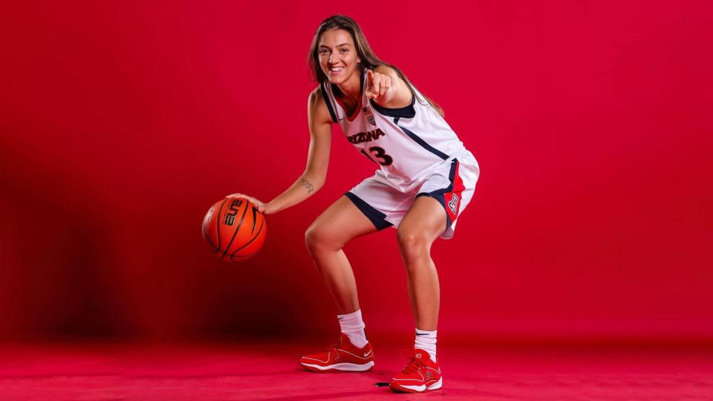 Helena Pueyo, en una imagen de archivo con Arizona Wildcats