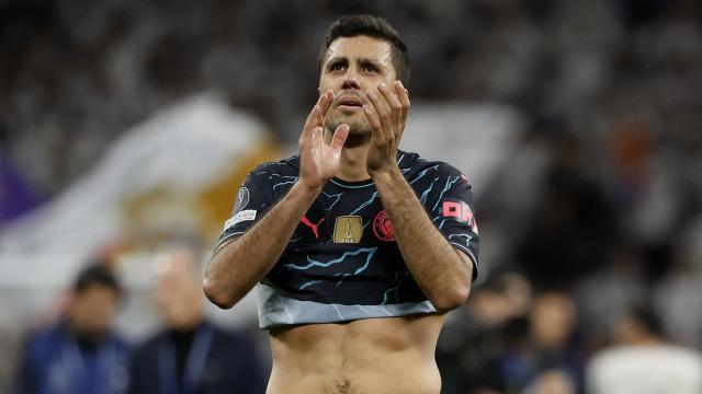 Rodri aplaude a la afición del Manchester City en el Estadio Santiago Bernabéu