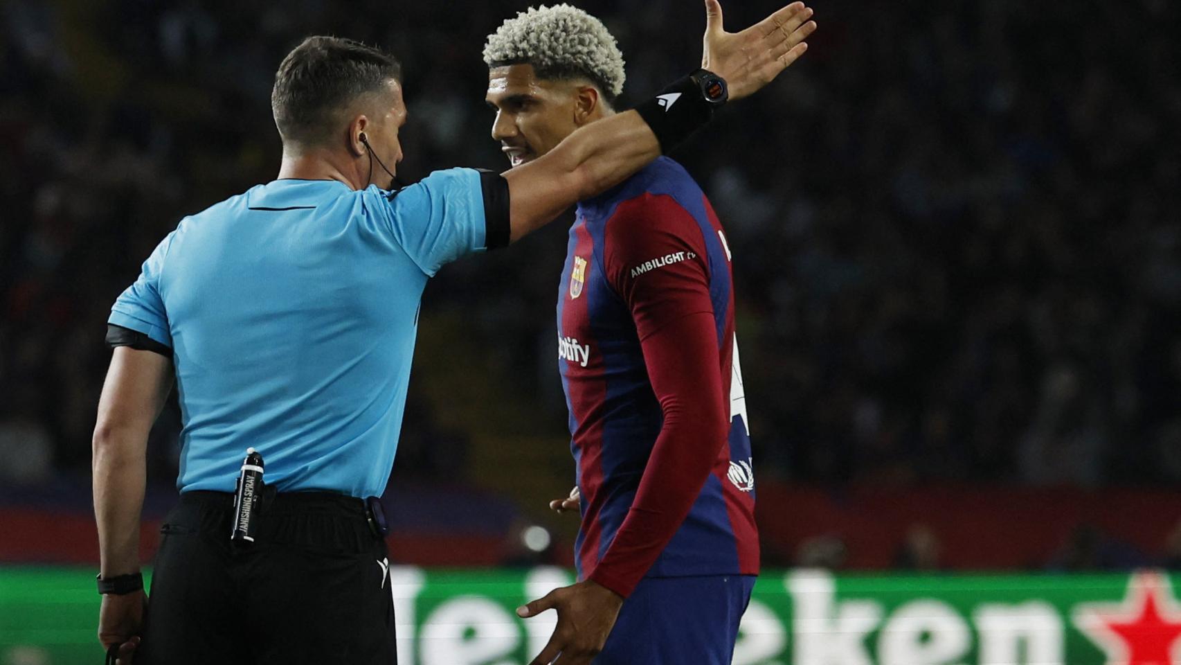 Araujo, tras ver la cartulina roja frente al PSG.