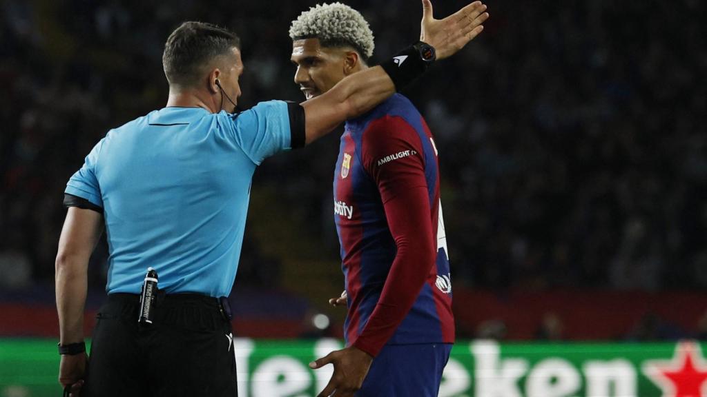 Araujo, tras ver la cartulina roja frente al PSG.