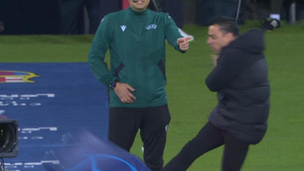 Xavi golpea una protección de una cámara de tv y es expulsado
