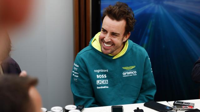 Fernando Alonso conversa con los medios en el circuito de Suzuka