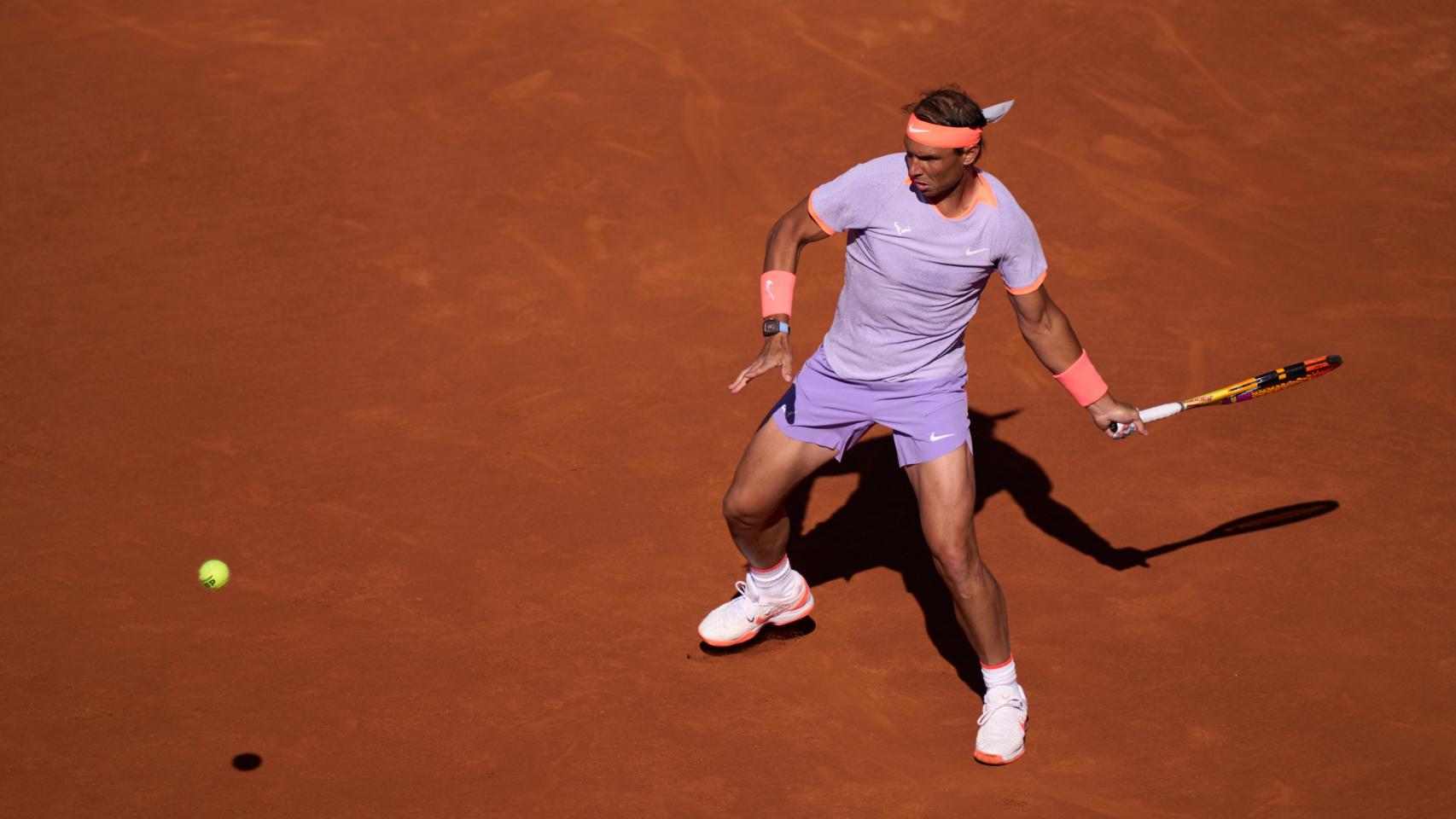 Rafa Nadal ejecuta un golpe en el partido ante Cobolli.