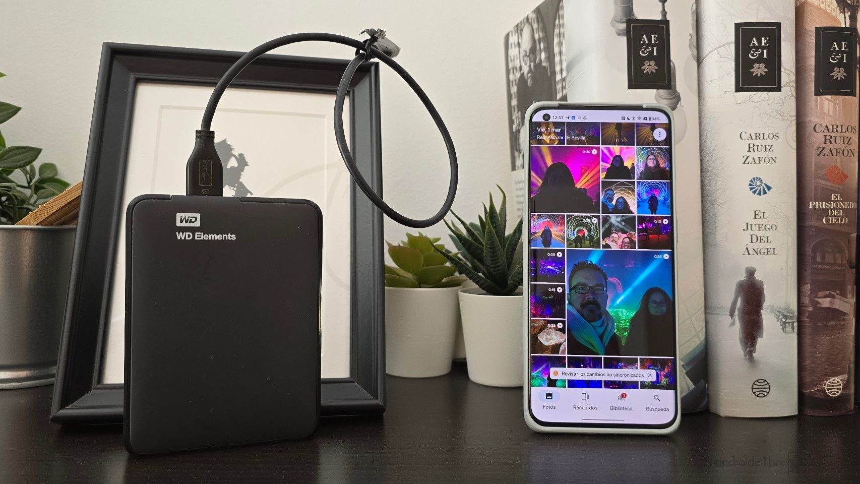 Un móvil y un disco duro externo