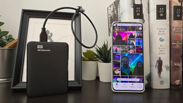 Un móvil y un disco duro externo