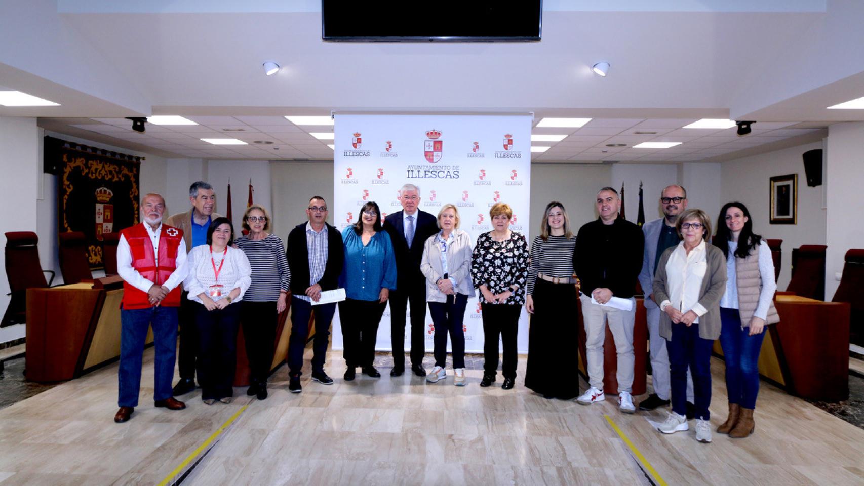 Representantes de asociaciones y miembros del equipo de Gobierno.