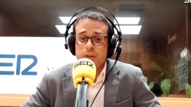 El candidato de Bildu, Pello Otxandiano, este lunes en 'Hora 25' de la Cadena Ser.