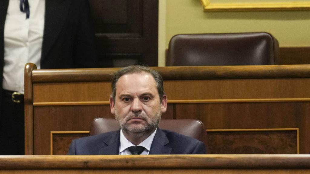 El exministro José Luis Ábalos en su escaño del Congreso de los Diputados.