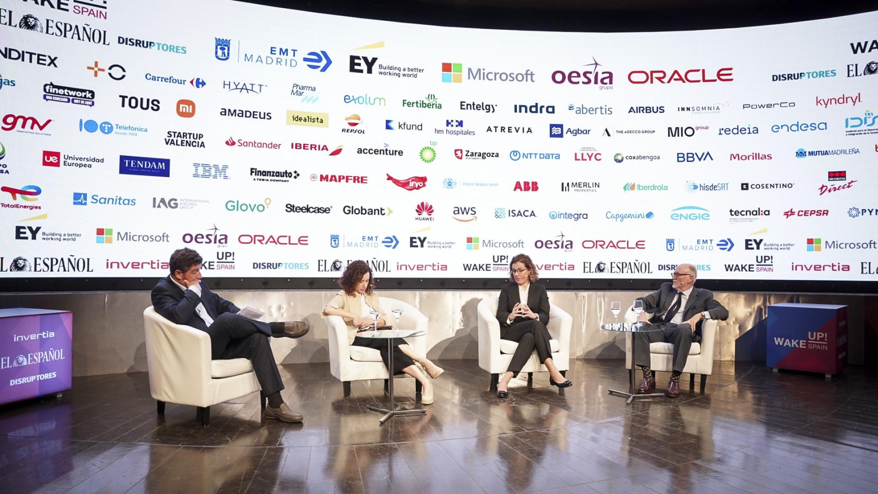 De izquierda a derecha: Nacho Mas, CEO de Startup Valencia; Noelia Hernández, redactora jefa de Disruptores; Marta Sánchez, socia responsable de Estrategia y Consultoría para el sector de la Energía de EY España; y Arcadio Gutiérrez Zapico, director general de El Club Español de la Energía (Enerclub).
