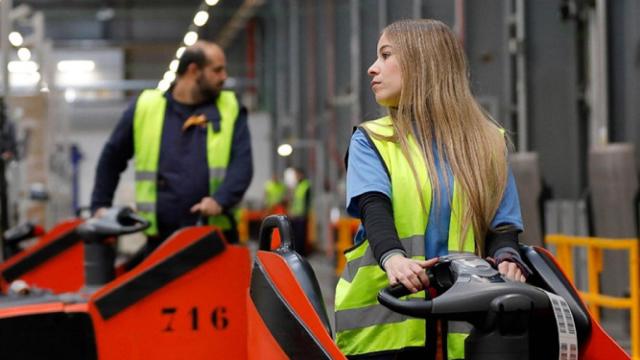 Trabajadora de un bloque logístico de Mercadona. EE