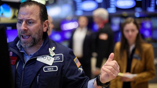 Un operador en el parqué de la Bolsa de Nueva York.