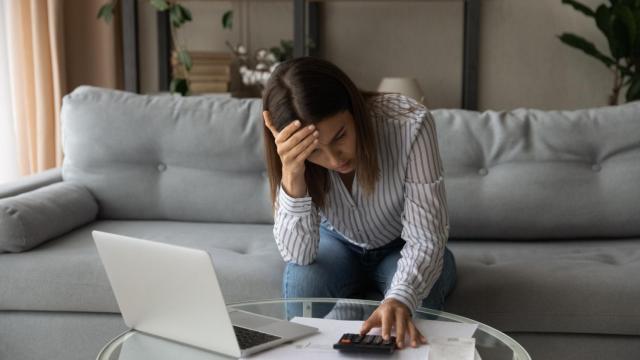 Una mujer desesperada por problemas financieros.