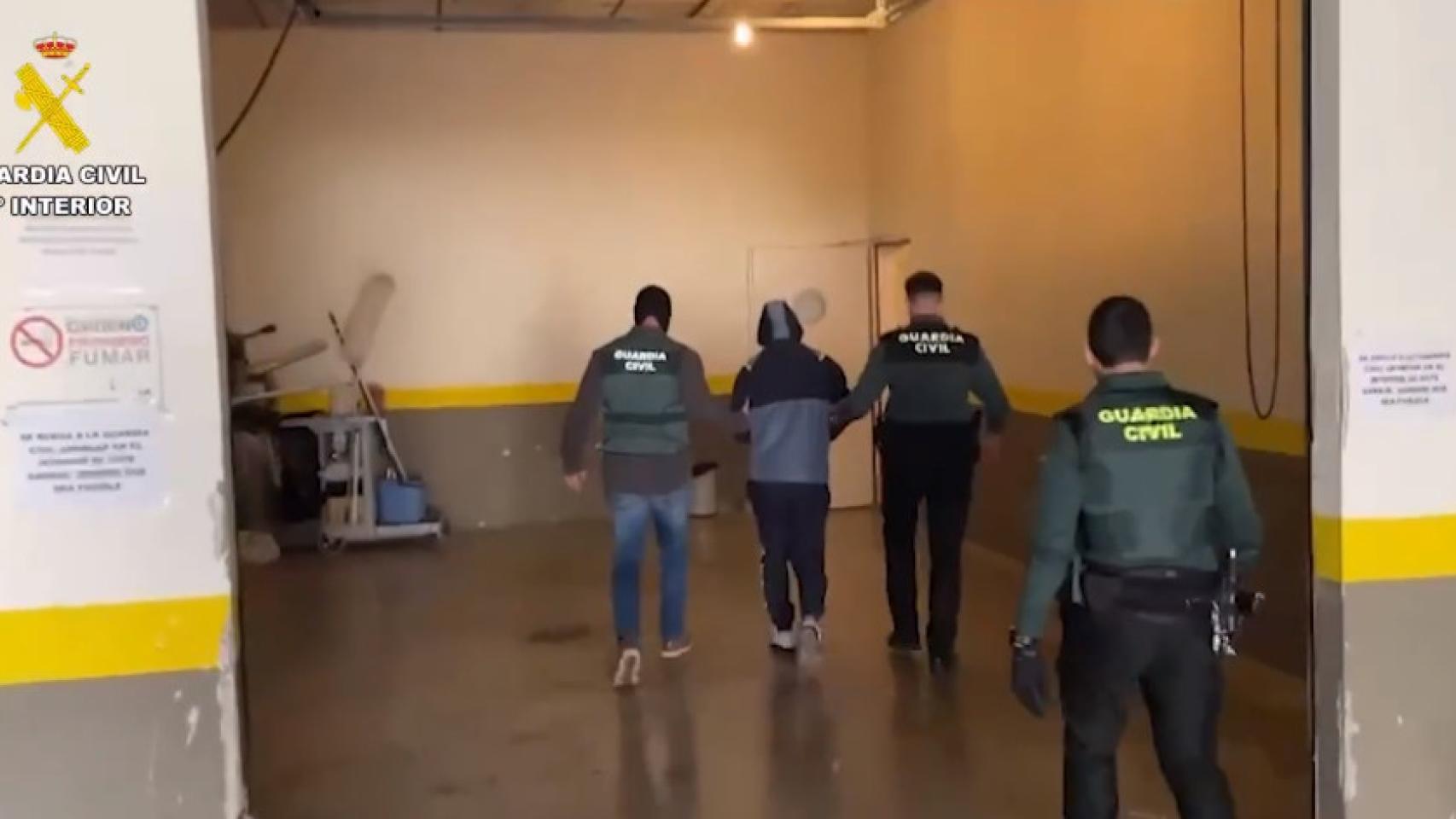 La Gaurdia Civil llevando a cabo una detención.