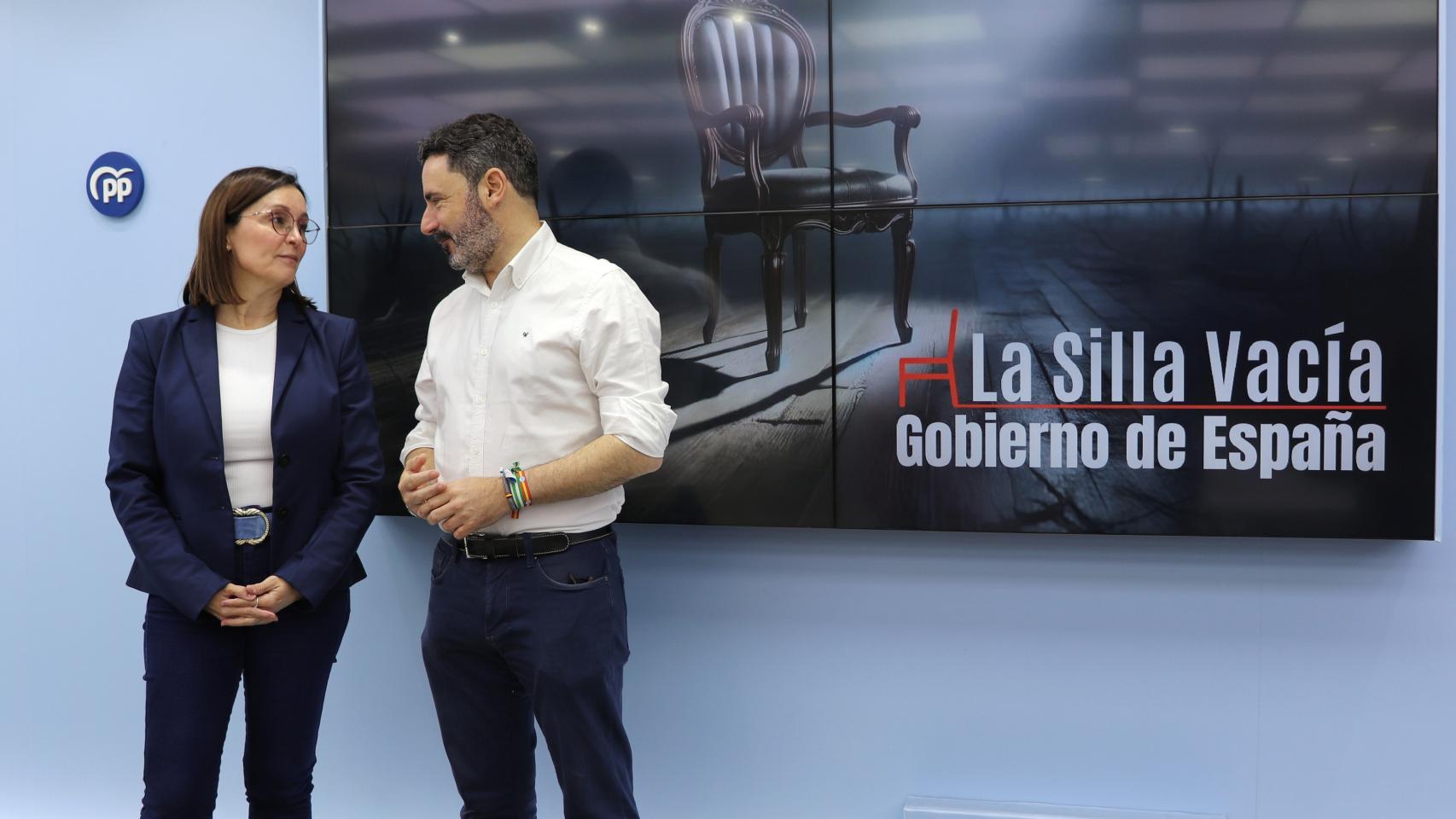 María del Mar Vázquez y José Ramón Carmona, en la presentación de la campaña del PP de Málaga.