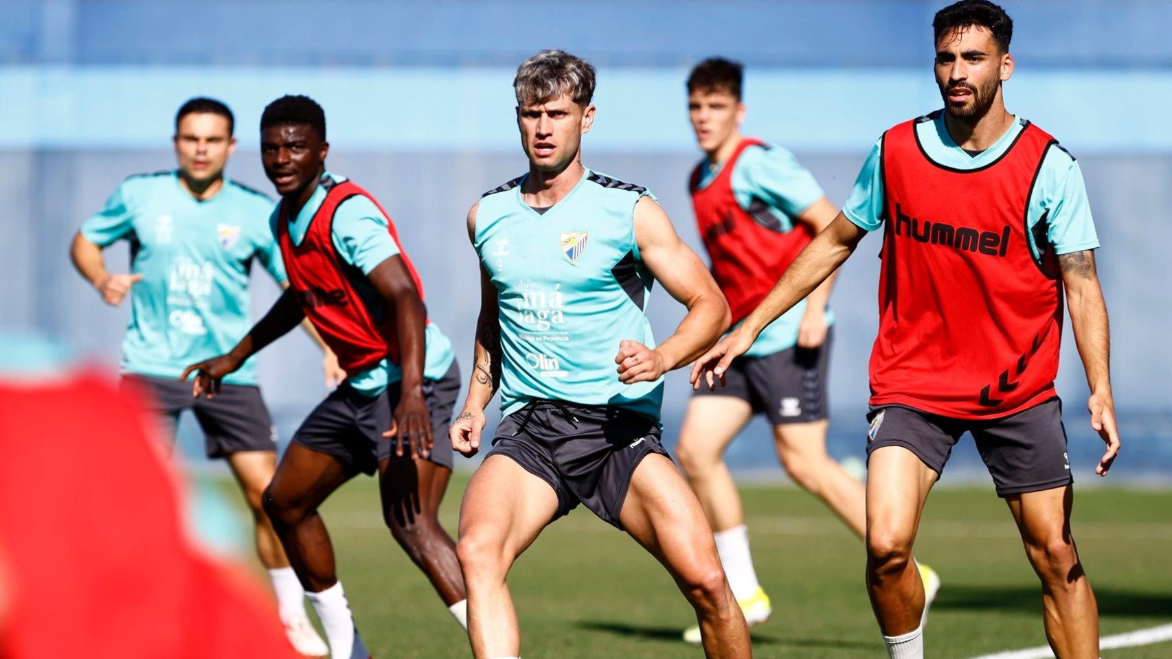 Javier Avilés, Juande y Moussa, jugadores del Málaga CF, durante un entrenamiento