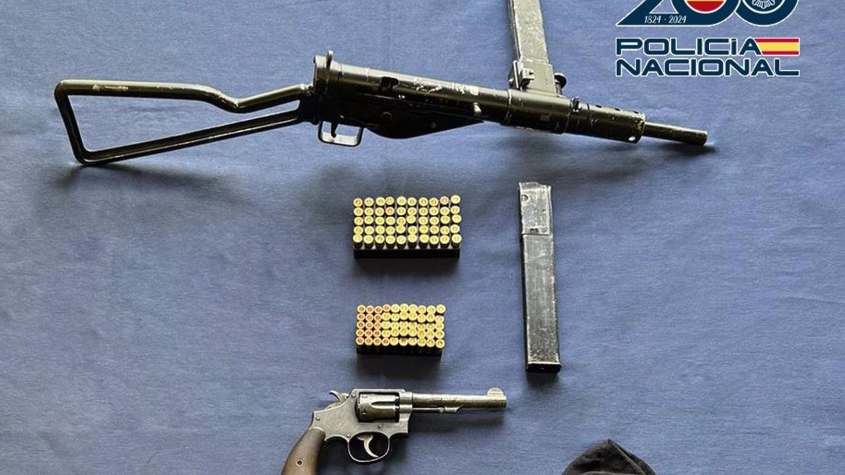 Objetos y armas intervenidos.