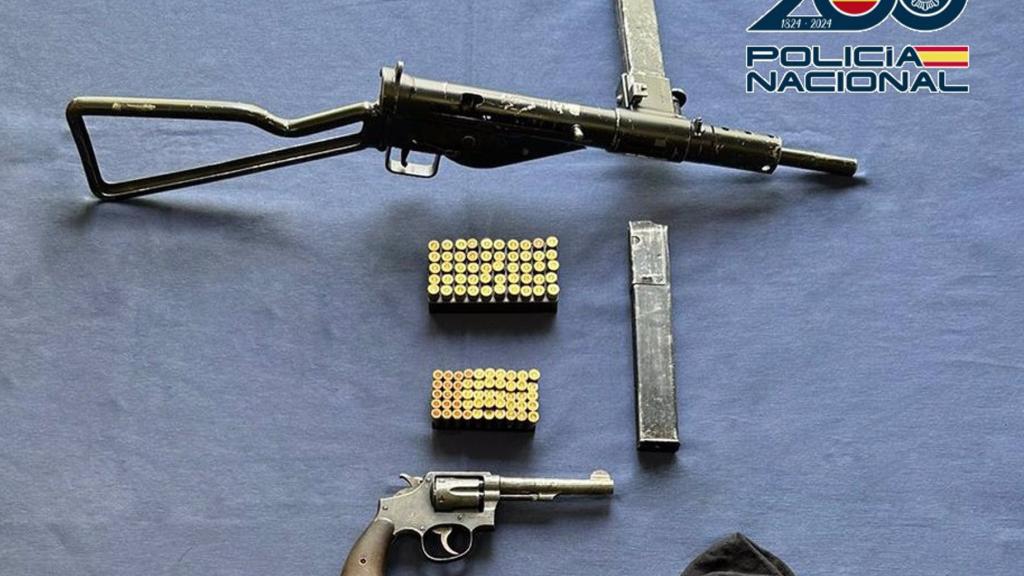 Objetos y armas intervenidos.