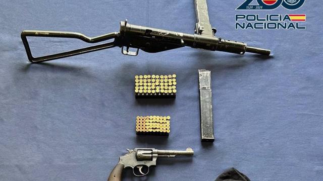 Objetos y armas intervenidos.