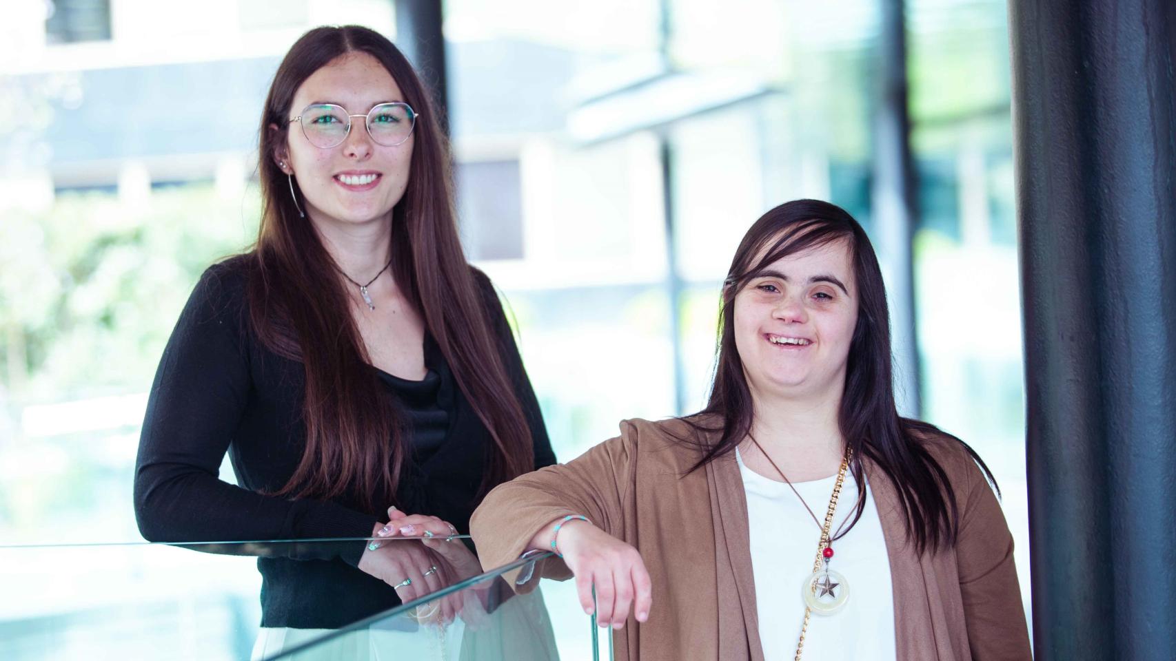 Sara Salcedo, junto a Laia, una de las beneficiarias.