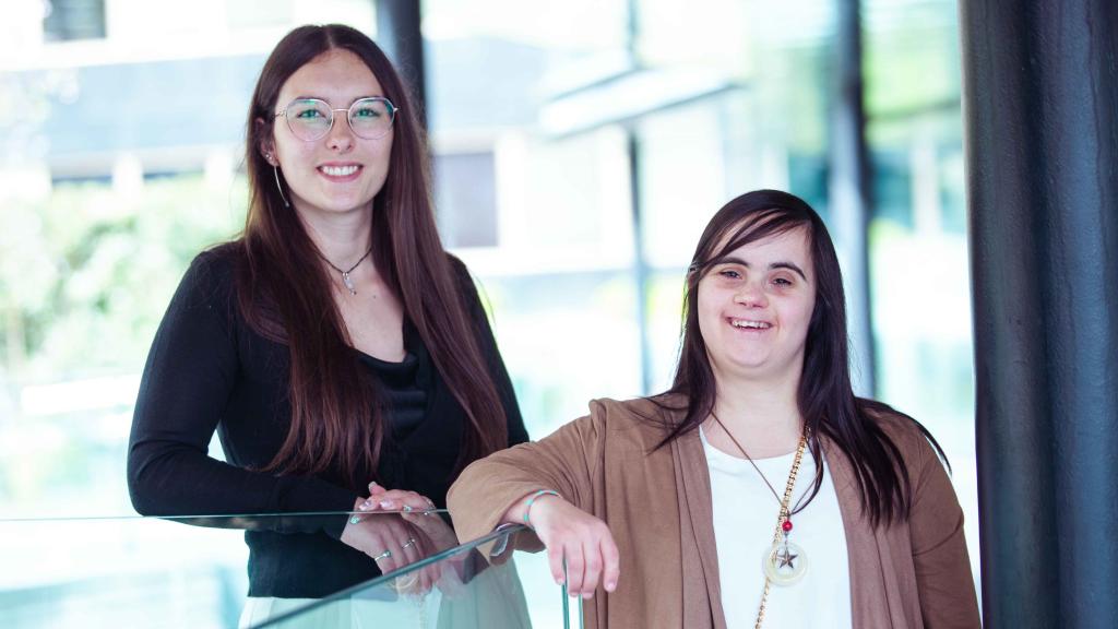 Sara Salcedo, junto a Laia, una de las beneficiarias.
