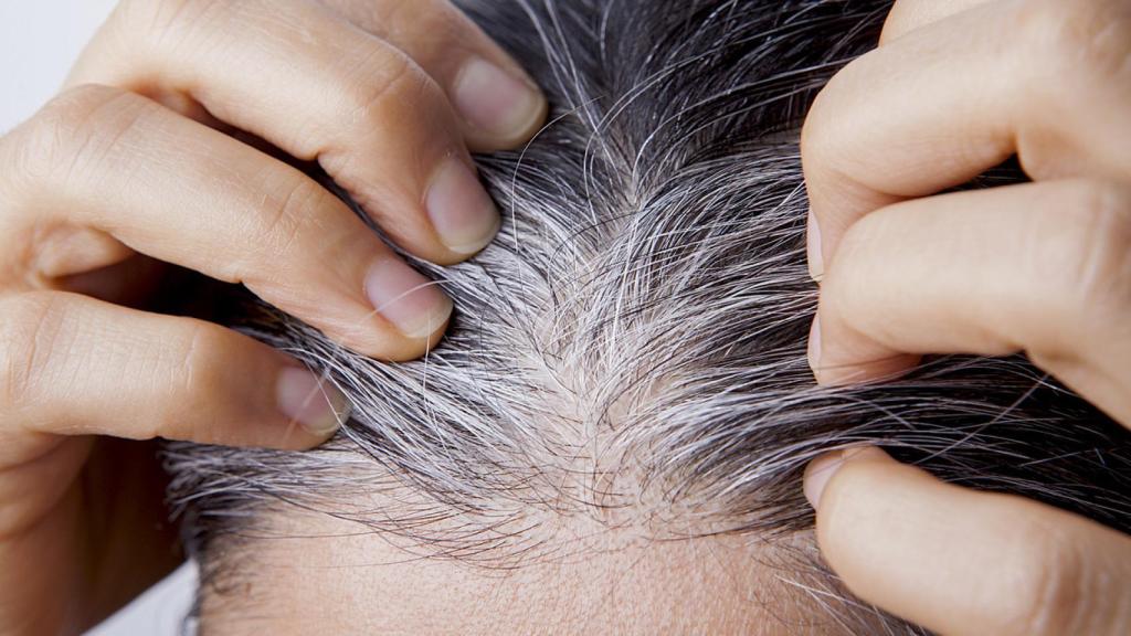 Imagen de una mujer mostrando sus canas.