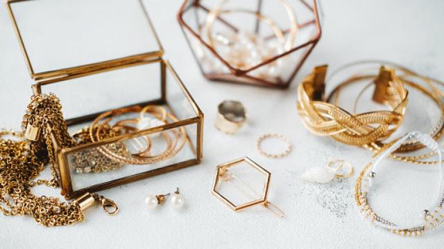Joyero con complementos dorados