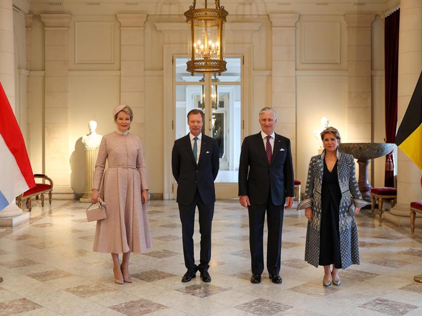 Matilde, de rosa, y su invitada, más discreta, en la ceremonia de recepción.